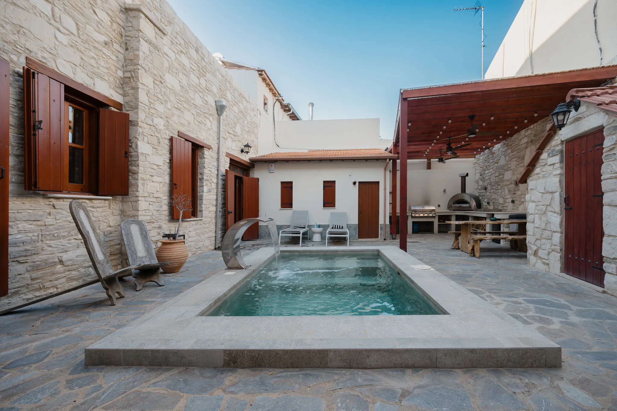 Courtyard, pool & outdoor kitchen